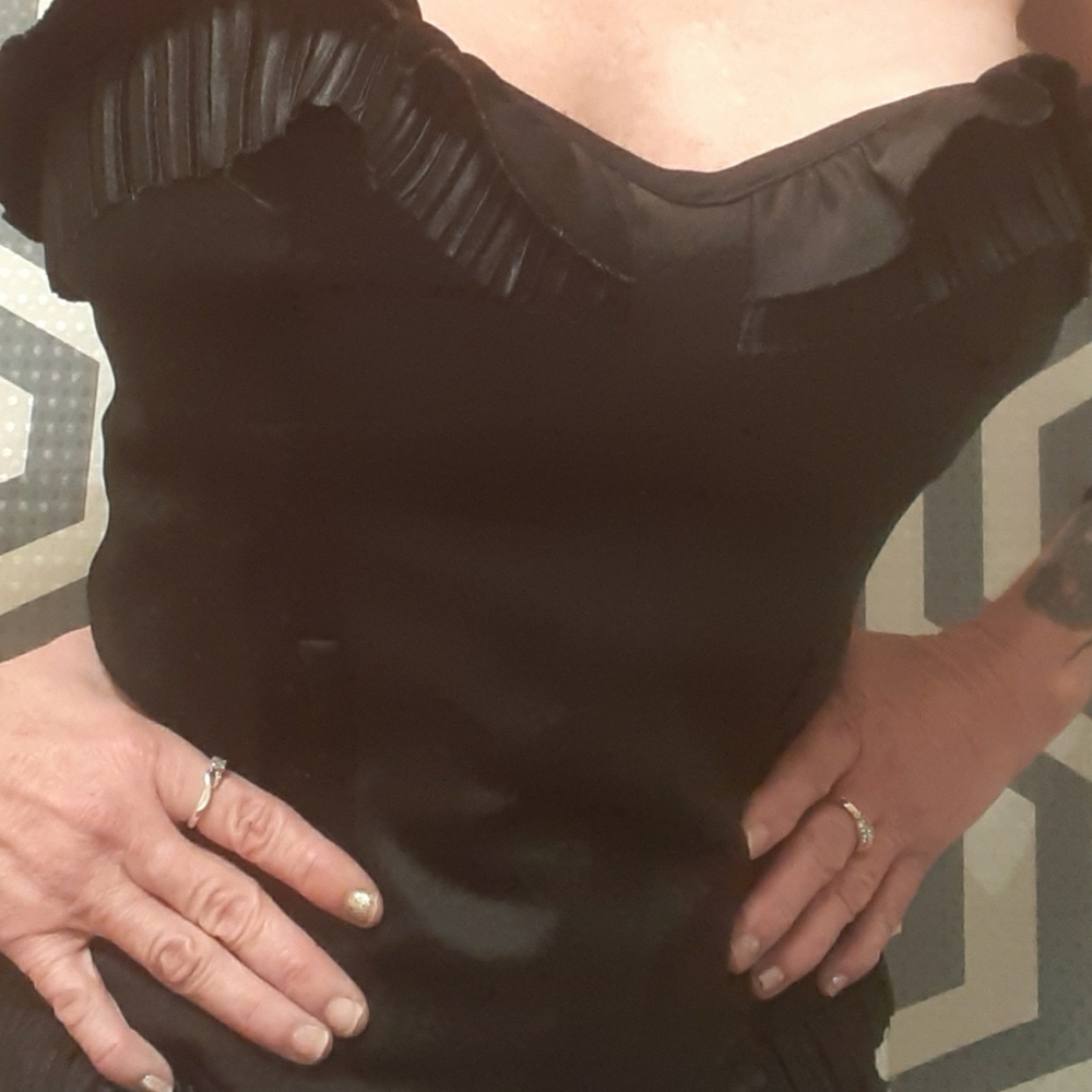 Black bustier that zips up in back